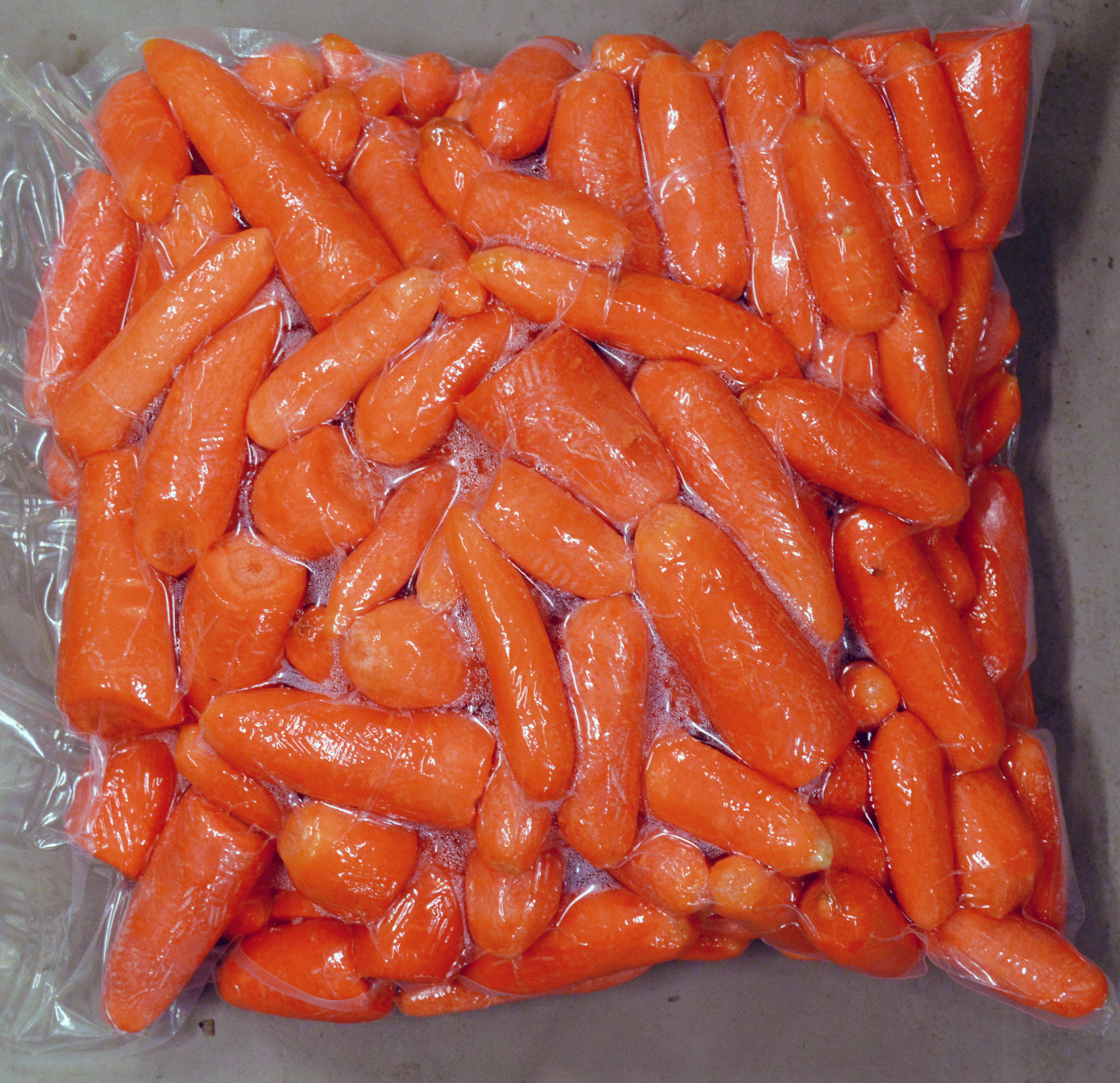 Skalade morötter i vakuumförpackning.