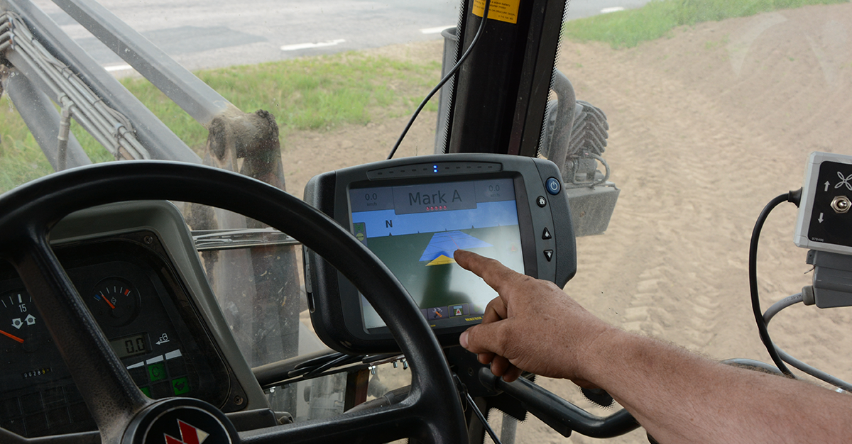 GPS-styrning i traktorn gör att spridningen av växtskyddsmedel blir mer optimalt. Dieter ser exakt var han har kört.